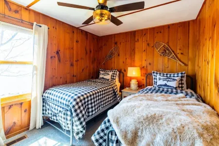 Comfy pet friendly 2 bedroom with fireplace