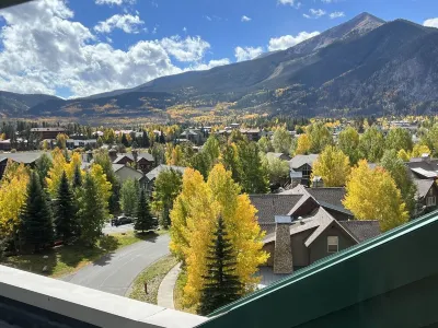 On Lake Dillon with Amazing Views Everywhere! Hot Tub, Grill, Private Deck! Hotels near The Juniper Tree