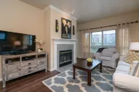 Walk to all Kirkland has to offer - 3성급