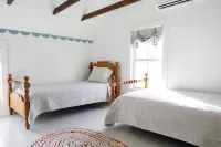 Historic Train House: Spa shower, gas fireplace, disc golf