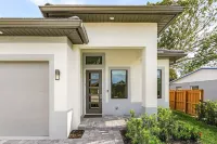 Naples Vibes! Close to the 🏖️! Heated Pool&Spa, Lanai, Grill! Two Kings! Arcade!