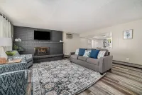 BIRCH COTTAGE - Modern Lake House w/ shared Frontage on Thayer Lake