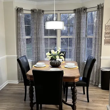 CENTRALLY LOCATED - 4 bedroom- Hancock House - Pet Friendly. 1 gig internet.