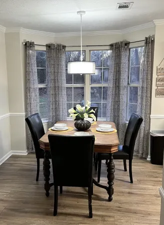 CENTRALLY LOCATED - 4 bedroom- Hancock House - Pet Friendly. 1 gig internet.