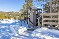 Cozy Condo in an incredible location.