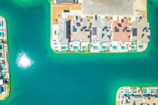 Lakefront with privet Pool 4 master