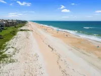 622 Oceanfront Surf Villa: Calm & Cozy Retreat with Vintage Charm by the Sea
