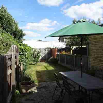Two minutes from beach. Cosy pet-friendly cottage in cool location with garden. Hotel Exterior