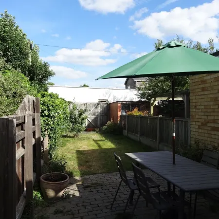 Two minutes from beach. Cosy pet-friendly cottage in cool location with garden.