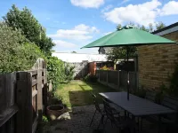 Two minutes from beach. Cosy pet-friendly cottage in cool location with garden.