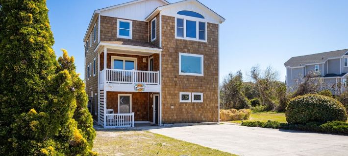 Updated, Corolla Home; 5 mins to Beach, Heated Pool, 2 Hot Tubs, Game Room Hotels in Corolla