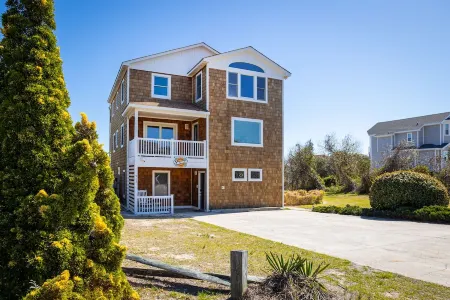 Updated, Corolla Home; 5 mins to Beach, Heated Pool, 2 Hot Tubs, Game Room