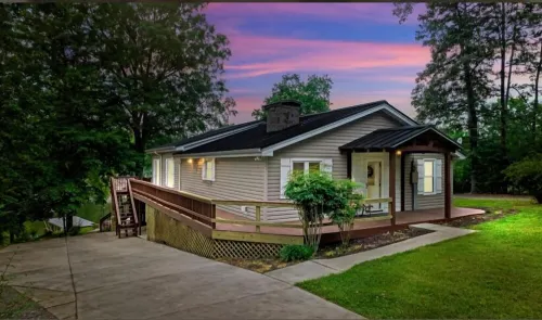 Peaceful Lakefront Retreat: private dock, deck, arcade and more!