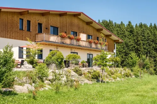Fantastic "Sonntagshorn" vacation apartment on the Fasanenhöhe horse farm Hotels in Chieming
