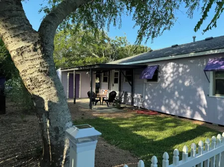 Bay view fisherman's cottage. Located in Seadrift, near Port O' Connor, TX. Отели в г. Сидрифт