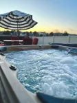 Mountain View house with, Jacuzzi, 5 beds 3.5 bath near Airport