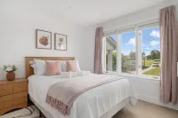 Spacious 4-bed located 1 mile from Newport Beaches