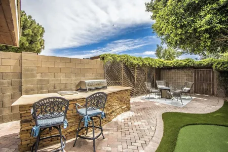 🏜 🌵Remodeled Charming Urban Desert Retreat with billiard-room🎱Dog Friendly🐾 Отели рядом с достопримечательностью «Painting with a Twist»