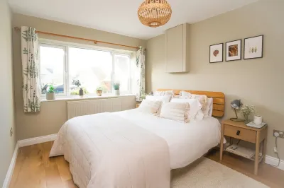 Luxury Cottage with hot tub -3 min walk to the beach