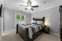 Shady Shoals - Lakefront; Quiet Cove; Huge Dock; Pool Table; Walk to State park Hotels in Fallstown