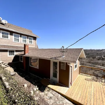 "House on the Rock" Romantic Cottage Getaway w/ Hot Tub and Fireplace!!