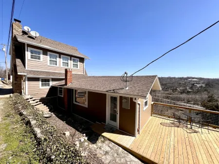 "House on the Rock" Romantic Cottage Getaway w/ Hot Tub and Fireplace!!