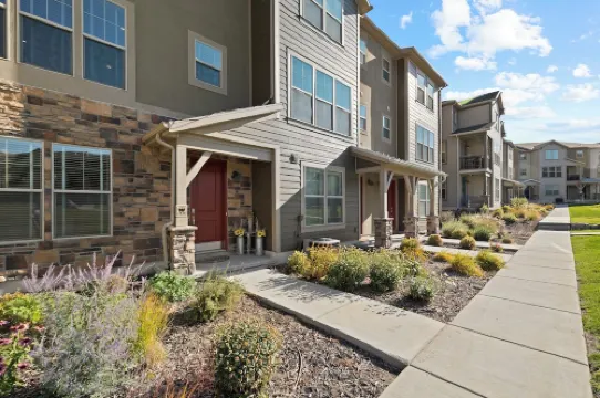 10 min to lifts, Private home, Sleeps 9, sleep ski and relax