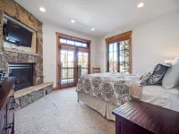 LUXURY HIGHLANDS HOME! Ten Mile Views, Lake View, Hot tub, Pool table, Foosball