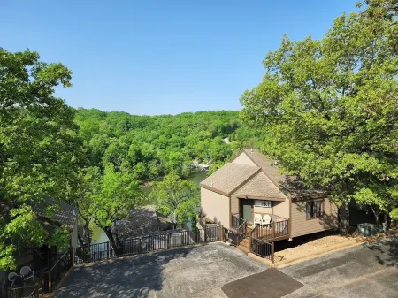 Charming Lake Villa nestled in a quiet cove of Lake of the Ozarks