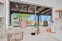 Desert Lux! Peaceful/private+2 minutes from prime Foothills shopping/dining