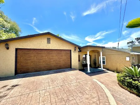 Family Retreat - game room & basketball court in La Mesa Отели рядом с достопримечательностью «Dr J's Elegant Reflections Med Spa»