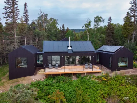 Modern, eco-friendly home on Lake Superior and 5 min to Lutsen ski hill!