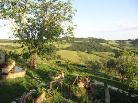 Tuscan country house with enchanting view and swimming pool