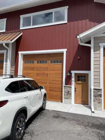 Swan Valley Modern Vintage Bayhome. Awesome view of Rainey Creek. Sleeps 5.