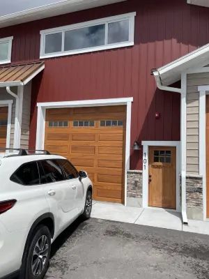 Swan Valley Modern Vintage Bayhome. Awesome view of Rainey Creek. Sleeps 5.