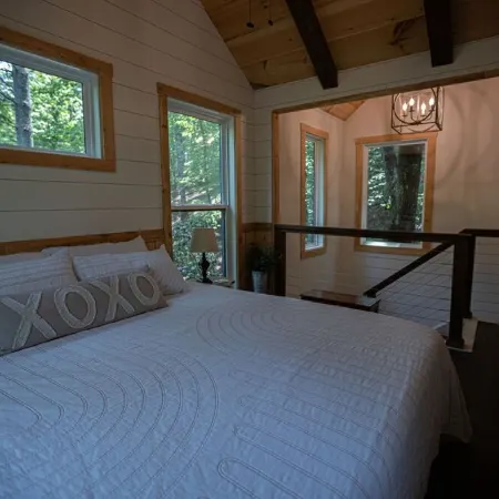 Al's Nest: Secluded Treehouse Overlooking Creek
