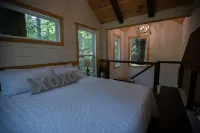 Al's Nest: Secluded Treehouse Overlooking Creek