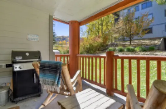 TRUE SKI IN / SKI OUT, POOL, HOT TUB, GYM, TENNIS COURTS, CLOSE TO DOWNTOWN