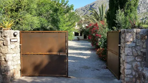 Country house surrounded by beautiful countryside, with a large pool WIFI FREE - فلل