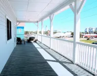 Great center-island location, walk everywhere!