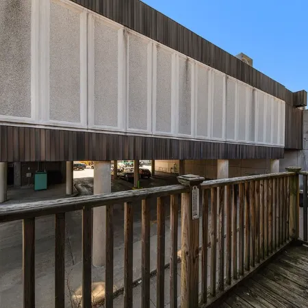 Ideal for couples with a central location steps from everything!