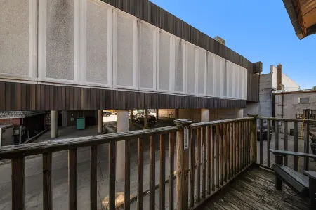 Ideal for couples with a central location steps from everything!