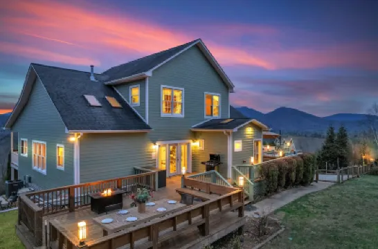 7br Asheville Mansion, Views, Pool, Full Spa, Hot Tub, Gameroom - close to DownT 酒店