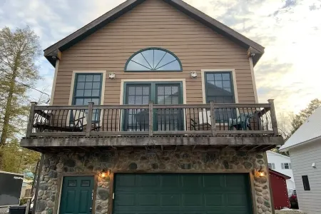 Newly Built Adirondack Cottage with Lake Views!