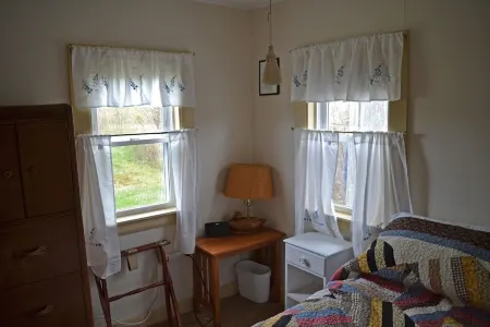 Quiet and Cozy Seaside Cottage with Amazing Sunsets