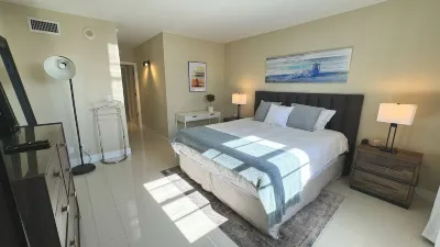 Spectacular Shinny Apt! 15th Floor. Oceanview!