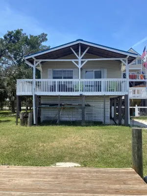 Waterfront -Beautiful sunsets, great fishing, scalloping & bird watching
