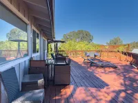 Treetop Villa, Charming cottage on 100 acres with WiFi and AC in serene Mariposa