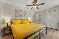 Snowbirds 20% Off 7+Nights! One Step Entry~Walk 2 the Beach~King Beds~Dogs~Quiet Hotels near St. Andrews State Park