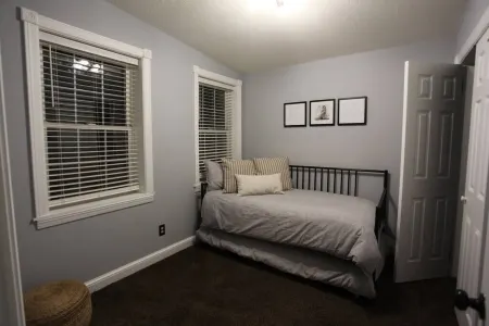 Head above Water - Downtown Chillicothe Отели рядом с достопримечательностью «Адена Стейт Мемориал»